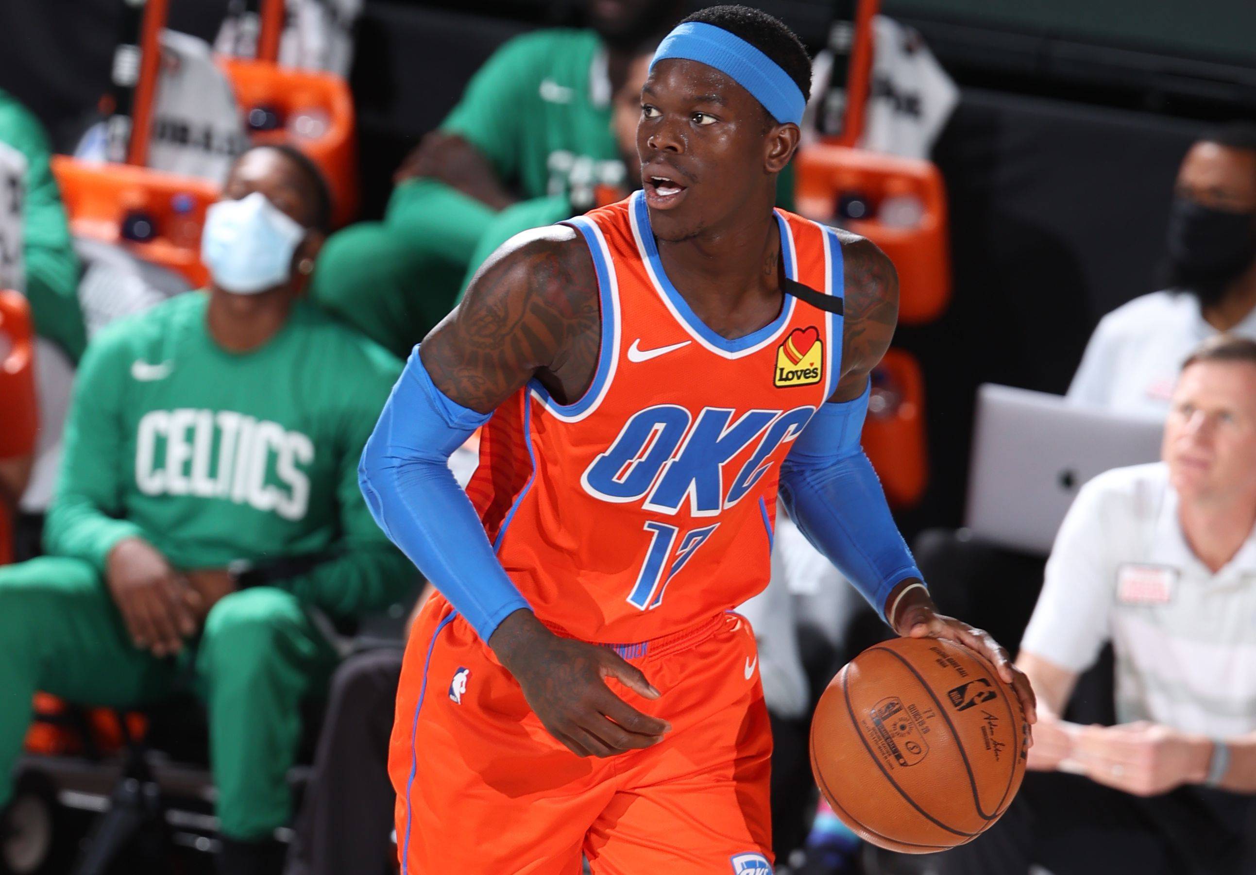 不仅向球迷 不仅向球迷