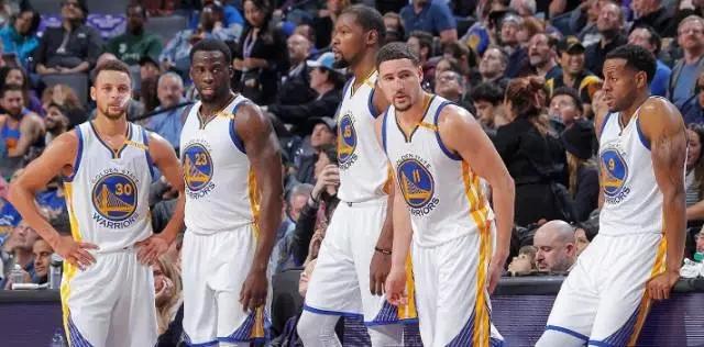 身穿白色的 身穿白色的